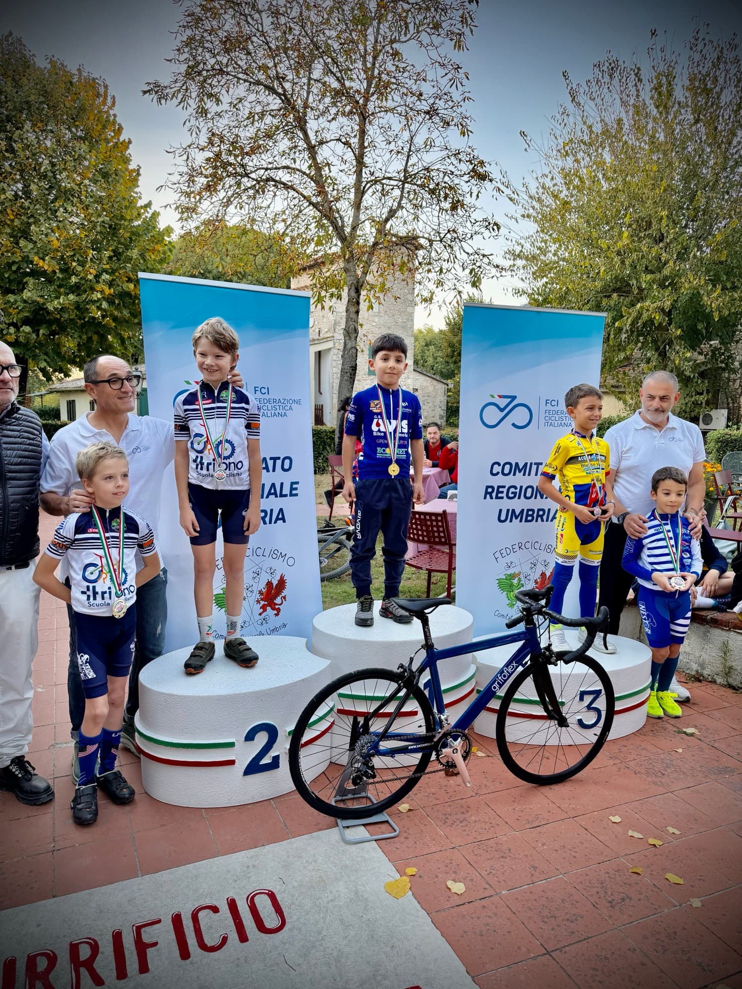 Premiazione sul podio di una gara giovanile del Comitato FCI Umbria, allievi Triono con le medaglie