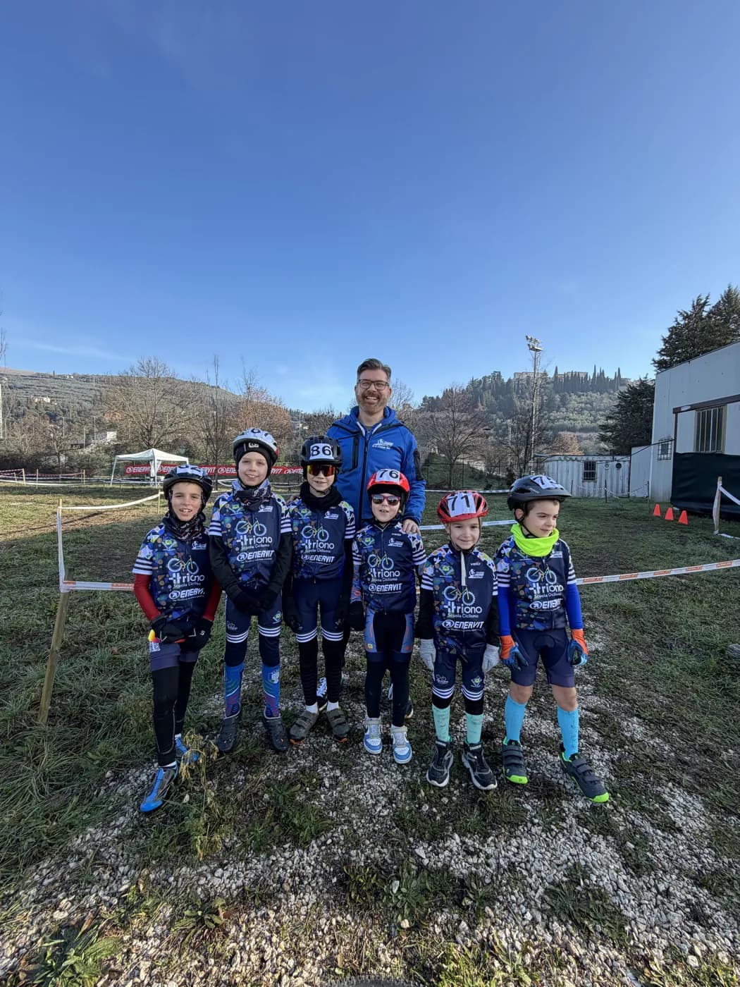 Sei allievi della Scuola Triono in divisa con il loro maestro, prima della partenza di una gara di ciclocross