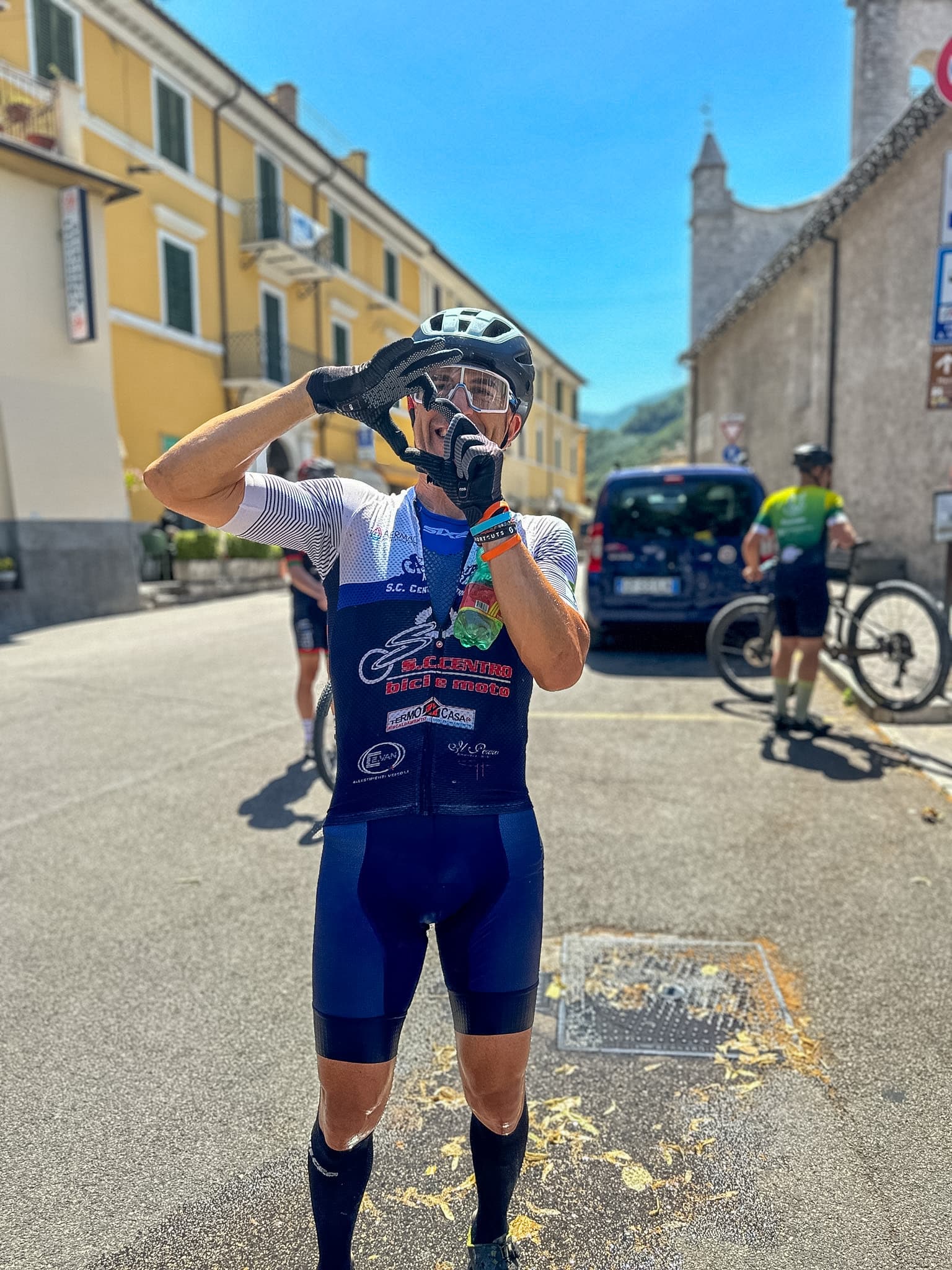 Atleta Triono si disseta al traguardo dopo la gara