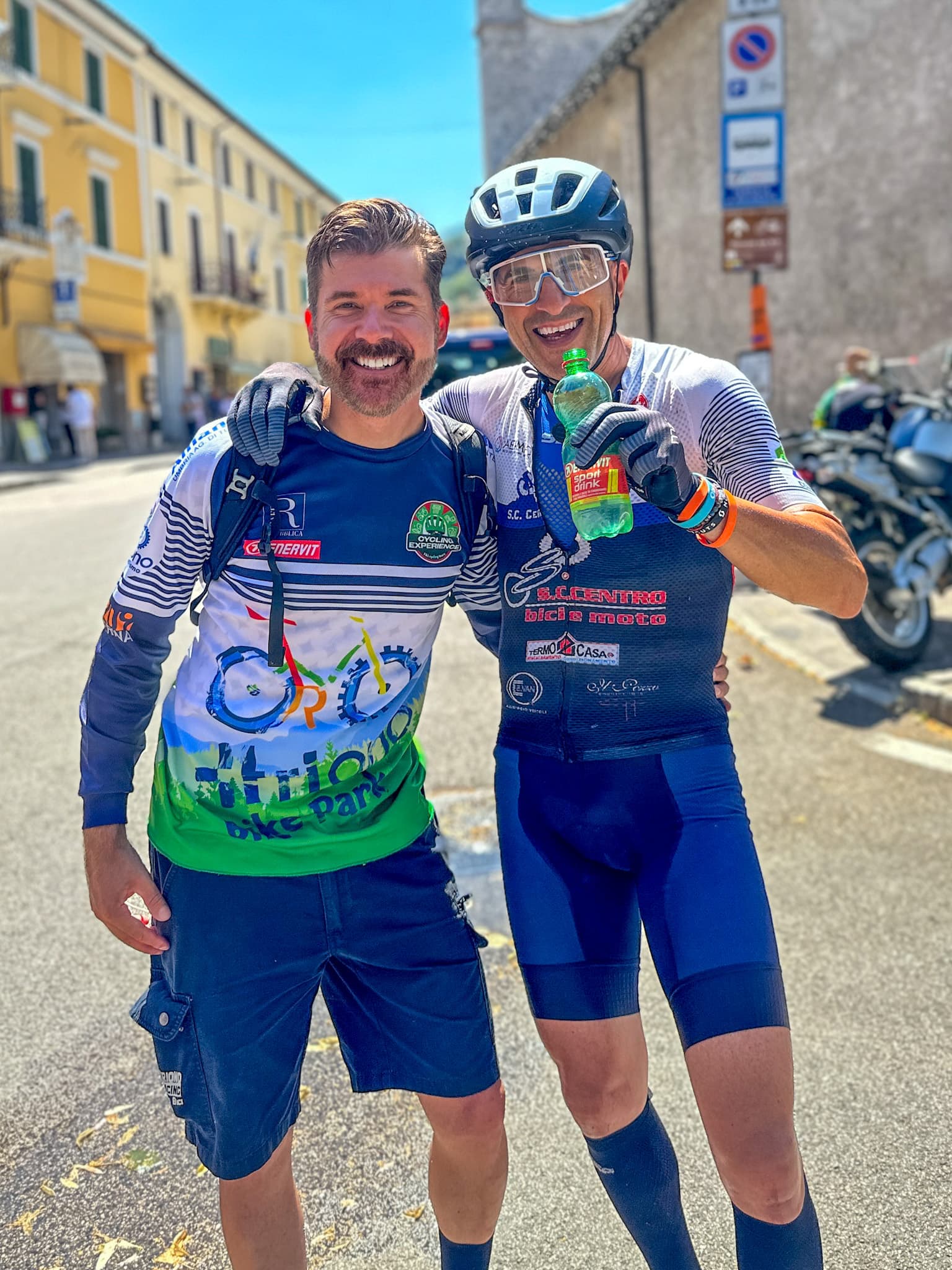 Due compagni di squadra Triono si abbracciano festeggiando all'arrivo