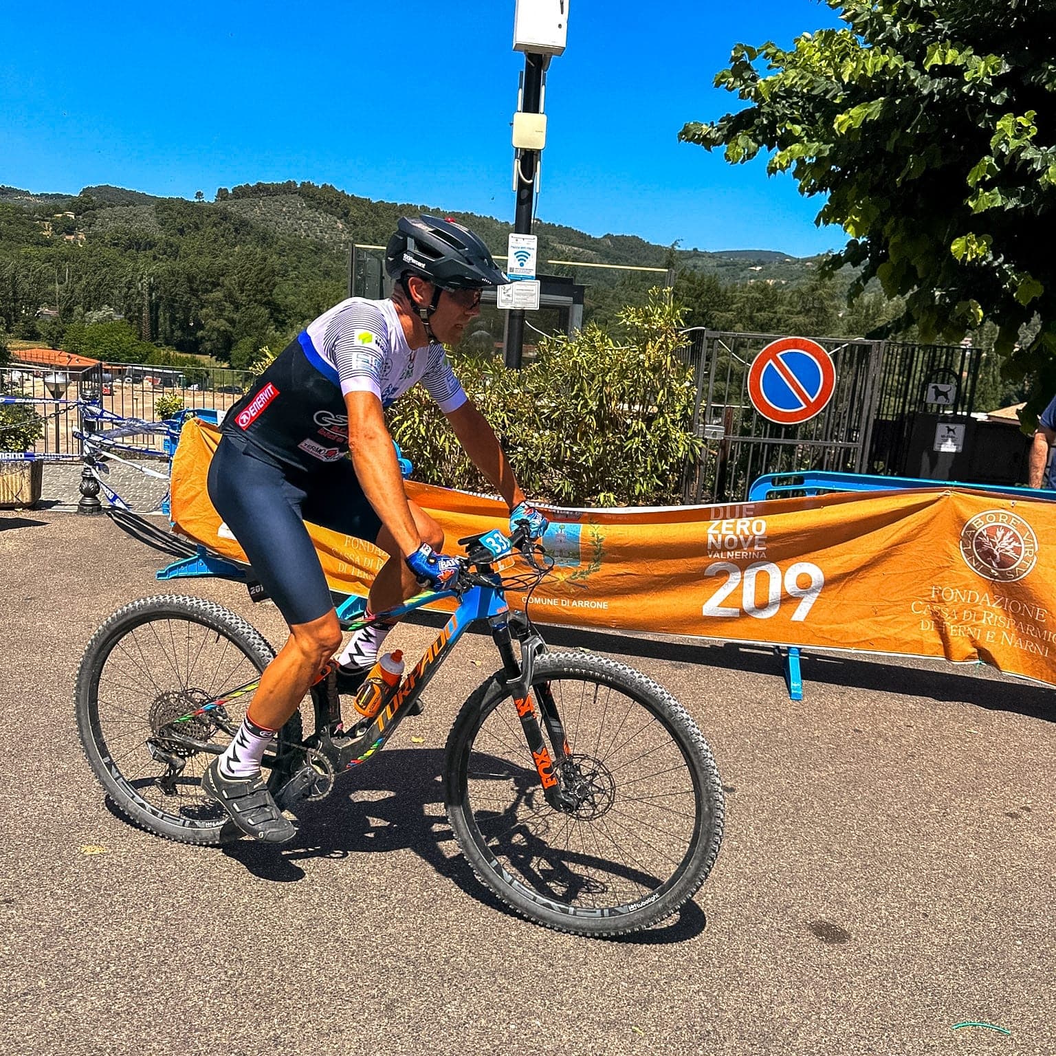 Atleta Triono spinge la mountain bike lungo il percorso della 209